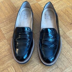 Naturalizer ‘ANDIE’ style black, patent leather loafer.